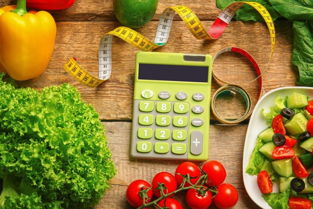 Imagem com uma calculadora, uma fita métrica e alguns legumes