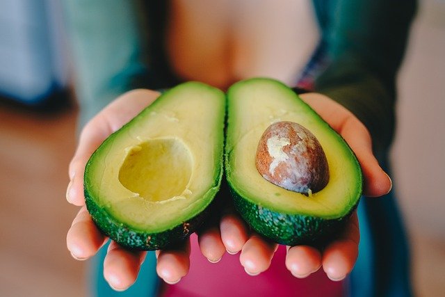 Abacate: o superalimento que transforma a saúde com benefícios para o coração, peso e mente.