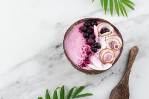 Imagem de um bowl de açaí com frutas frescas e granola, destacando os benefícios do açaí para a saúde e energia.