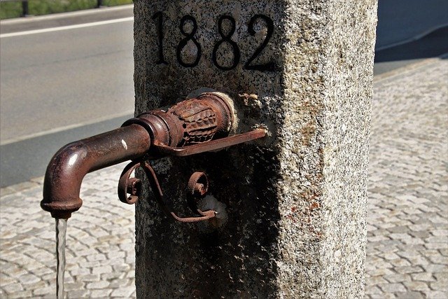 agua saindo da torneira