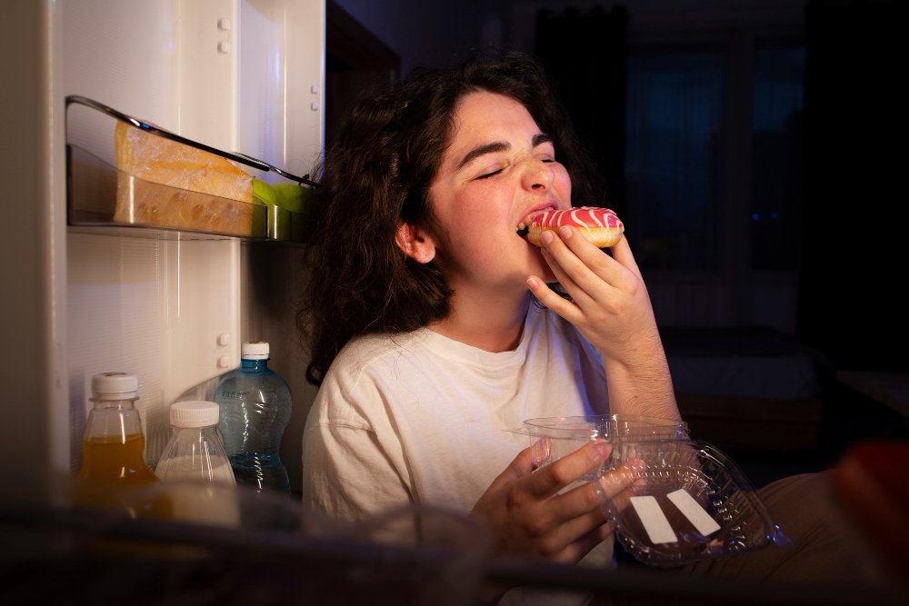 Alimentos saudáveis como chá de camomila, espinafre e abacate que ajudam a melhorar o sono e a qualidade de vida.