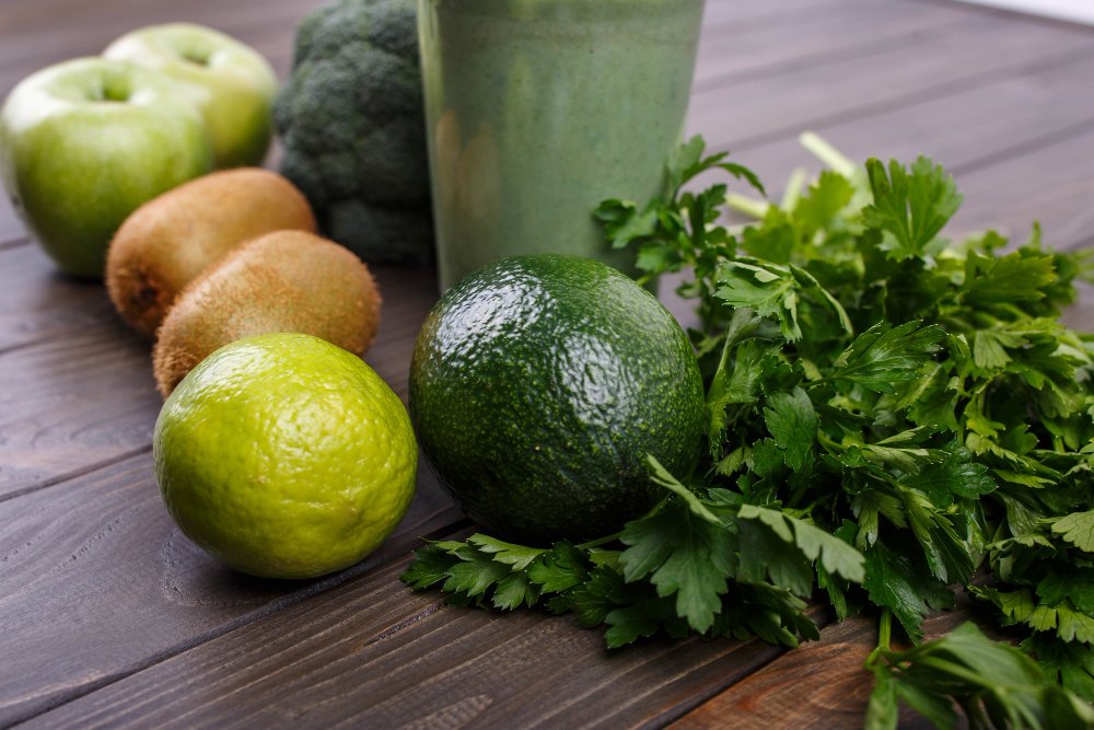 Smoothies com maçãs, kiwi, limão, brócolis, salsa e abacate