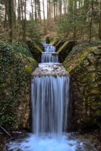 uma cachoeira escorrendo muita água
