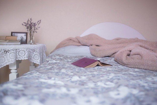 Imagem de um quarto tranquilo e confortável, representando o ambiente ideal para um sono saudável e reparador