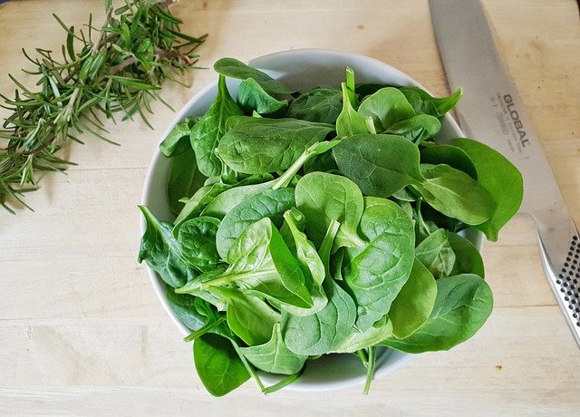 Espinafre fresco, um superalimento que combate a inflamação e aumenta a energia.