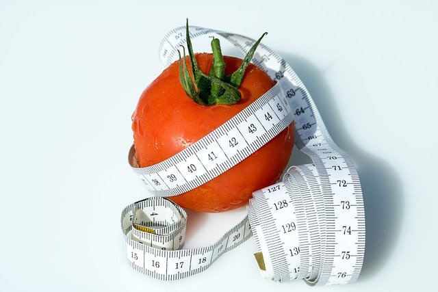 Imagem ilustrativa mostrando alimentos saudáveis e frescos, com foco em nutrição balanceada para emagrecimento saudável.
