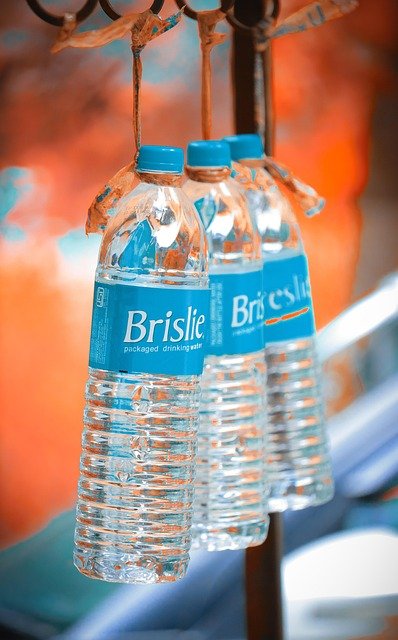 Imagem de um copo de água refrescante, destacando os benefícios da hidratação no emagrecimento