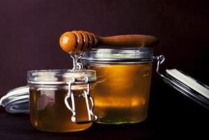 Mel natural em pote, um superalimento que melhora a digestão e a saúde intestinal.