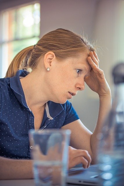 Imagem ilustrativa sobre as causas do stress e formas de lidar com ele para melhorar o bem-estar