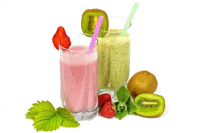 Imagem de uma refeição saudável com alimentos frescos e naturais.