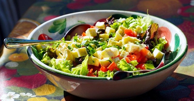 Uma tigela colorida de salada nutritiva com ingredientes frescos para uma pele jovem