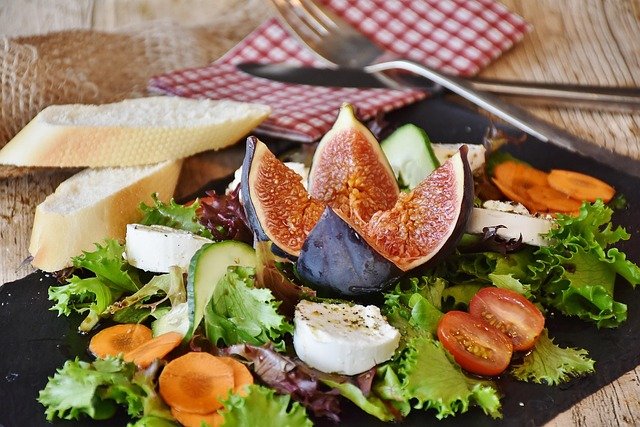 Salada saudável para emagrecimento fácil, com ingredientes leves e nutritivos