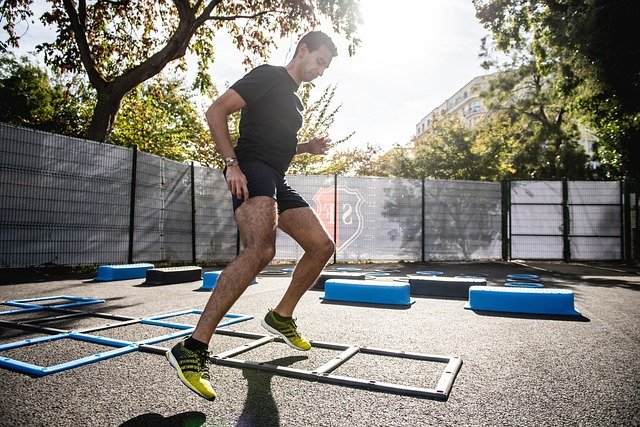Homem fazendo cardio pulando